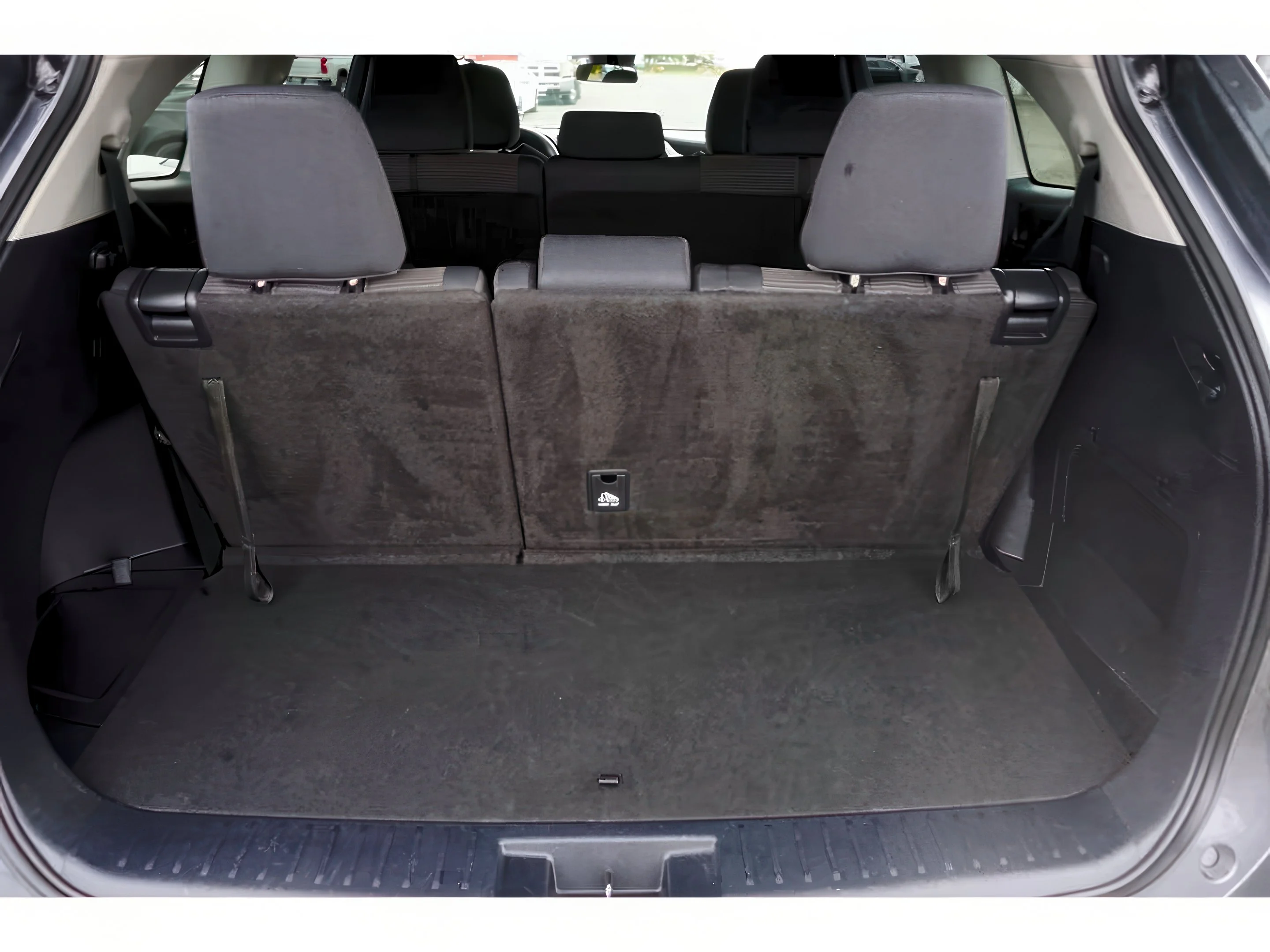 2024 Toyota Highlander LE - Photo 32