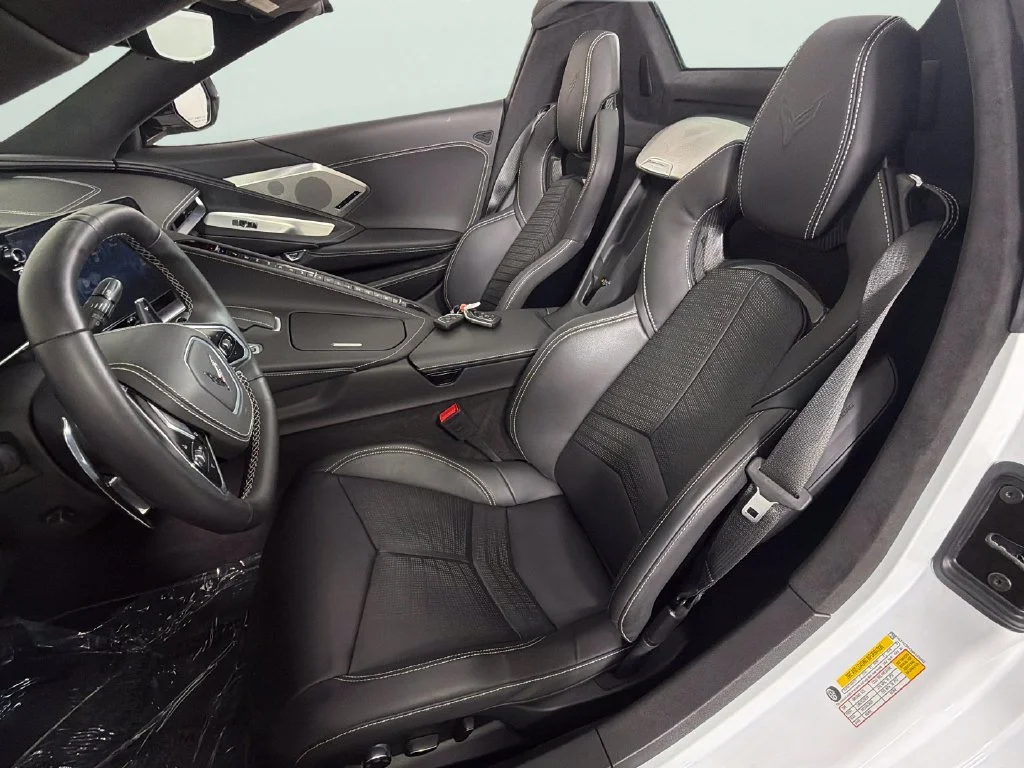 Used 2025 Arctic White Chevrolet 3LT image 22