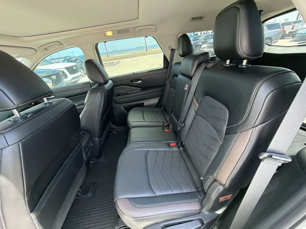 Used 2024 White Nissan Platinum image 32