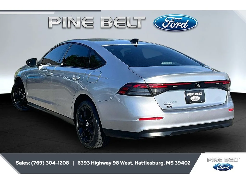 Used 2025 Solar Silver Metallic Honda SE image 2