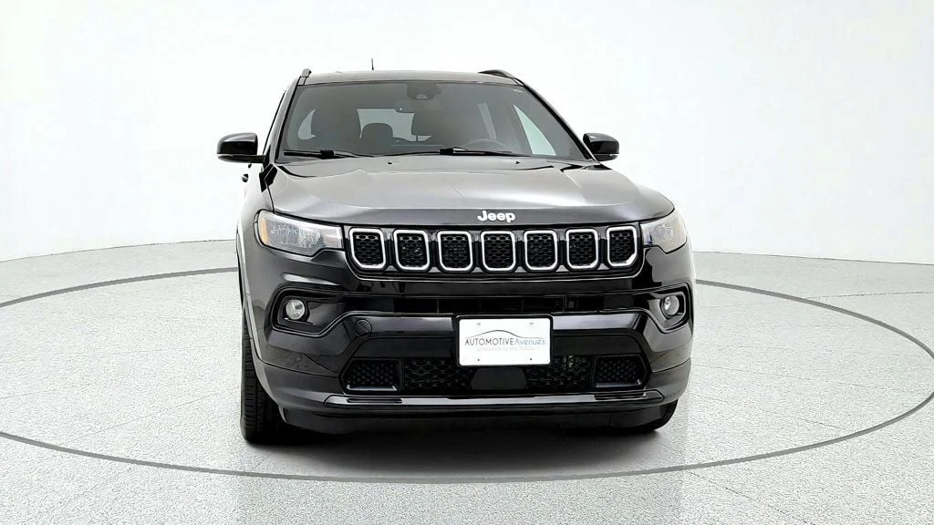 Used 2023 Diamond Black Crystal Pearlcoat Jeep Limited 4x4 image 2