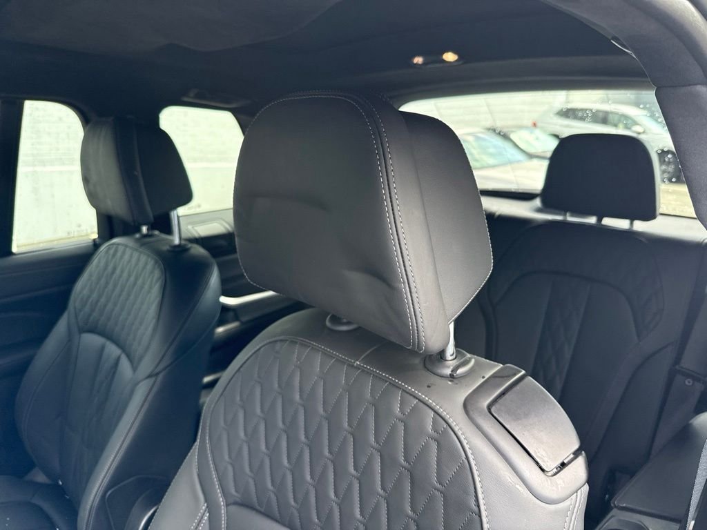 Used 2024 Gray BMW xDrive40i image 16
