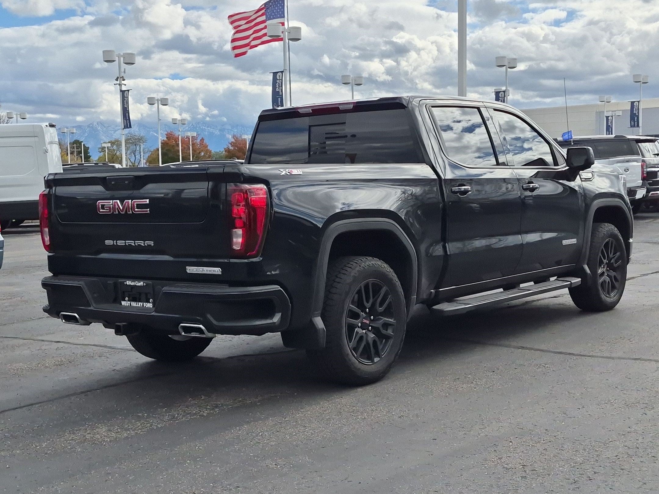 Used 2026 Onyx Black GMC Elevation image 3
