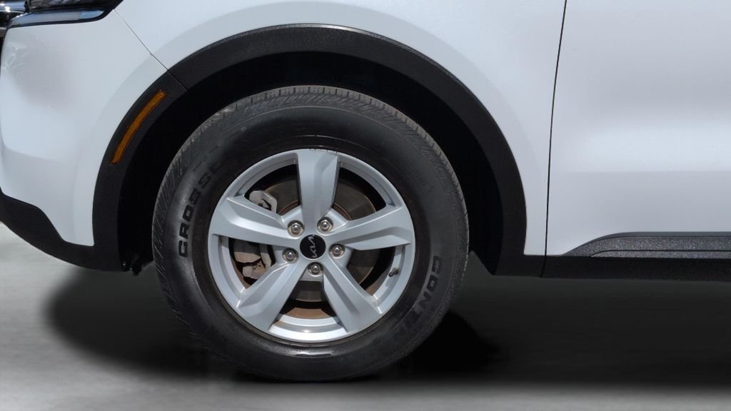 Used 2022 White Kia LX image 24