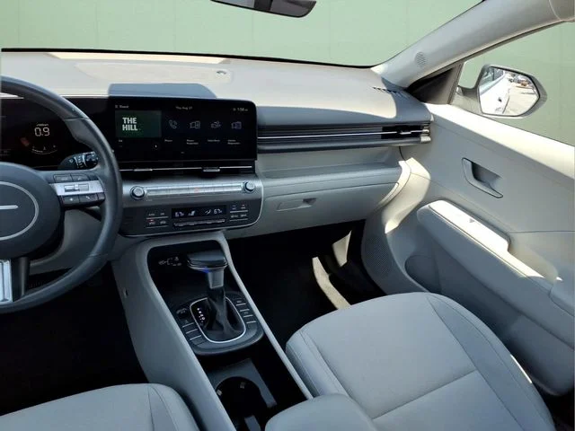 Used 2025 White Hyundai SEL image 18