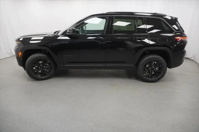 New 2026 Diamond Black Crystal Pearl-Coat Exterior Paint Jeep Laredo image 14