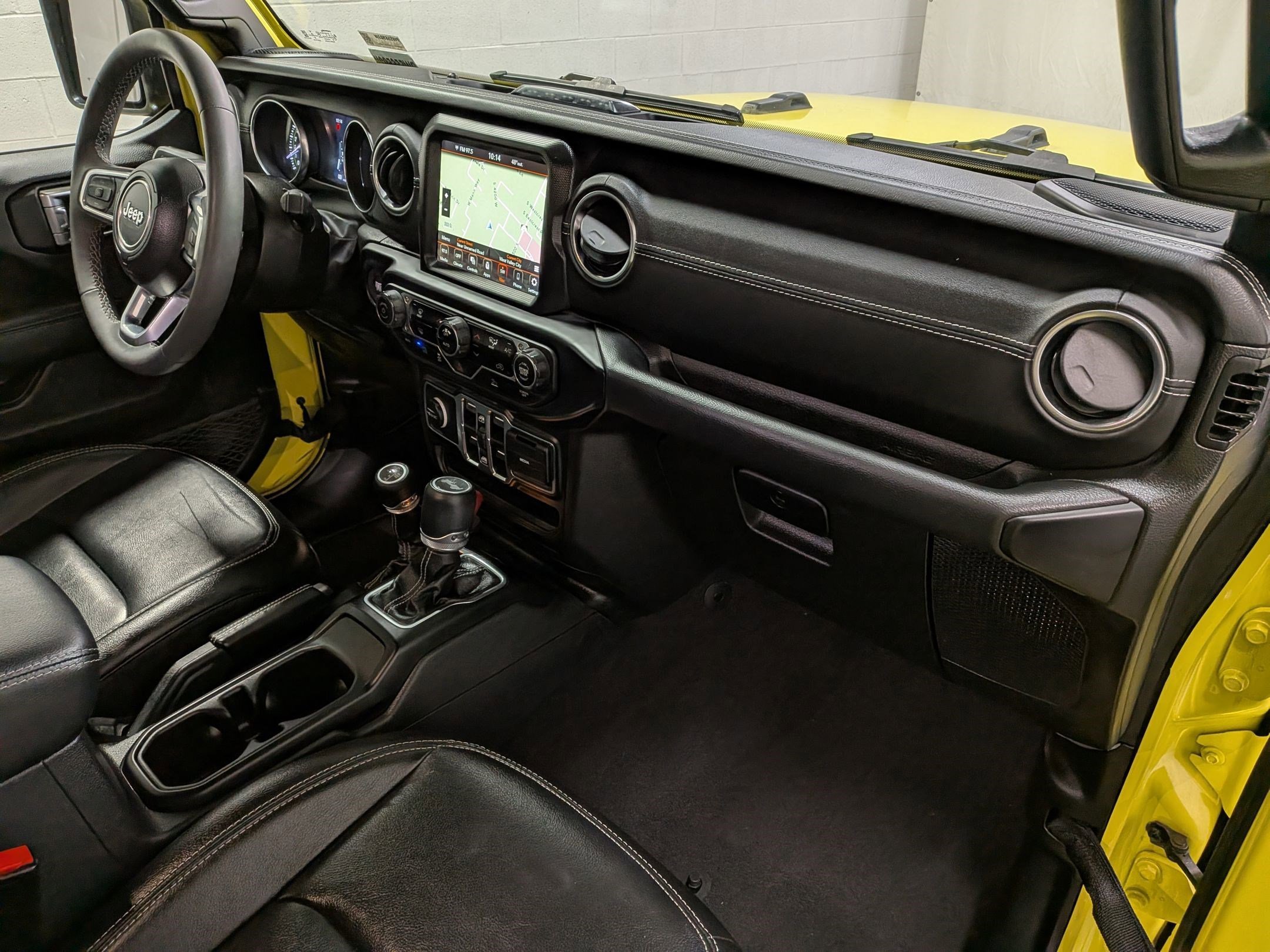 Used 2023 High Velocity Clearcoat Jeep Sahara image 31