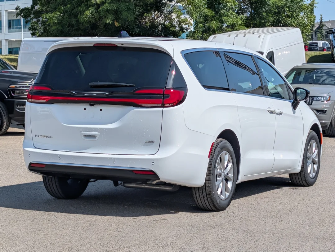 New 2027 White Chrysler Select - - AWD - 3.6L Pentastar V6 - Adaptive Cruise Control - Blind Spot Monitor & More! image 8