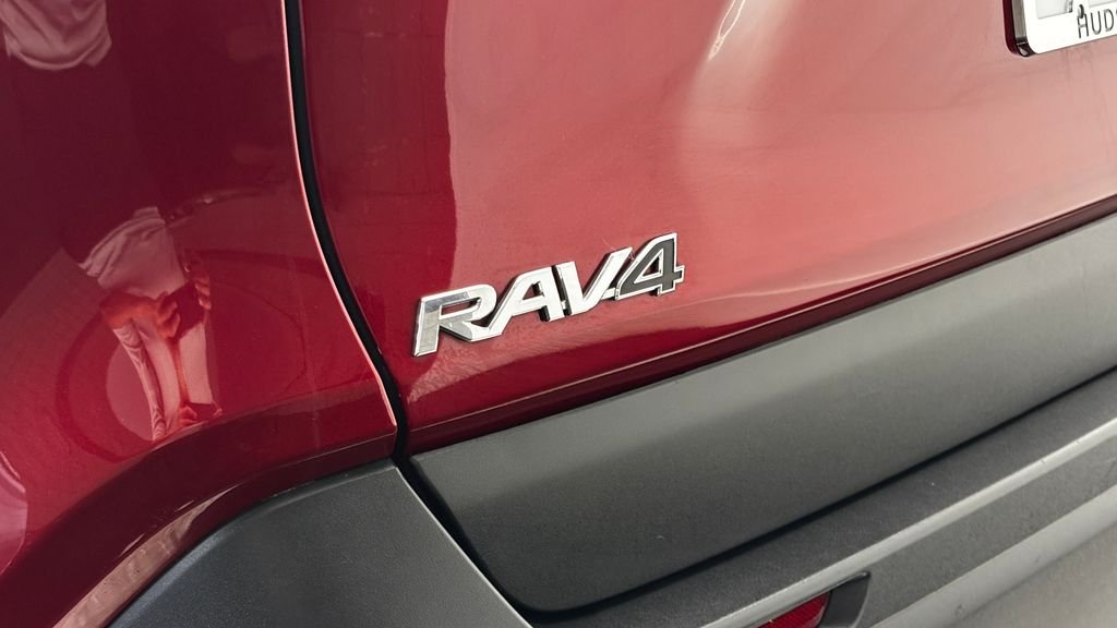 Used 2021 Red Toyota XLE Premium image 7