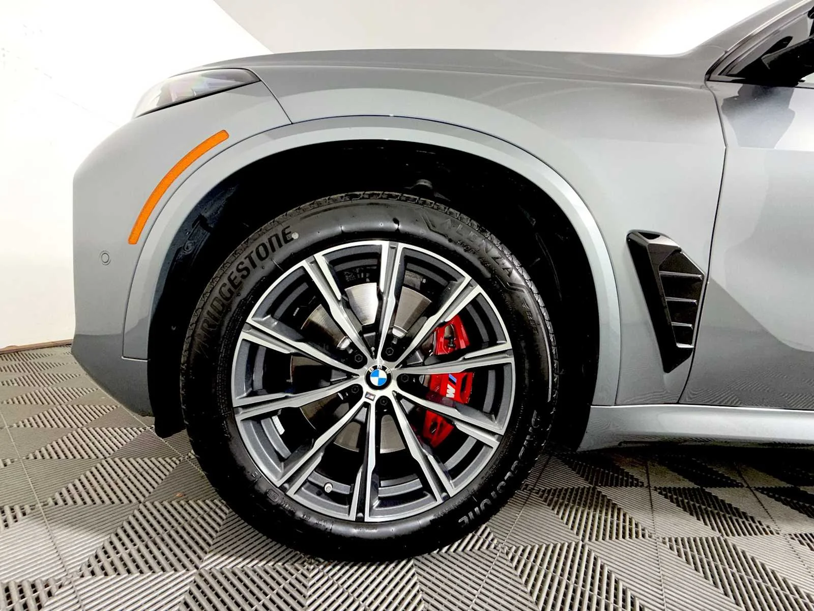 2026 BMW X5 M60i - Photo 8