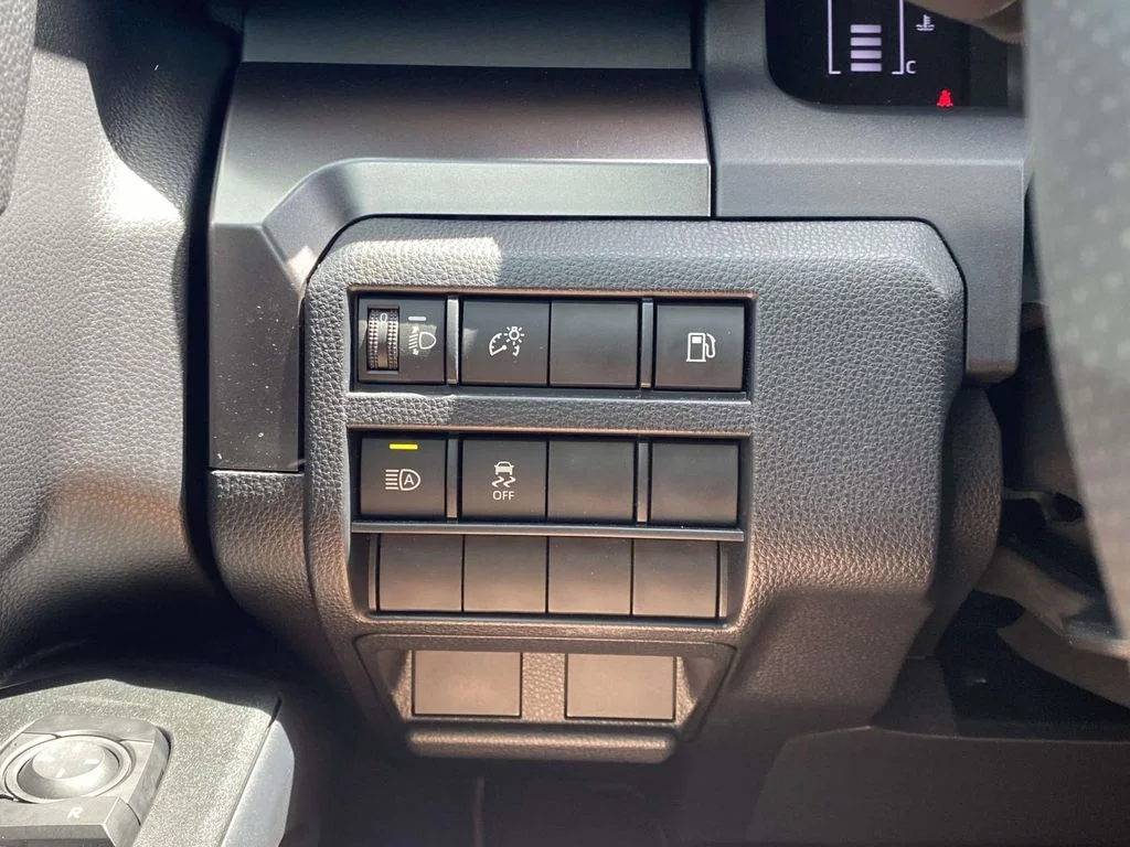 Used 2025 White Toyota SR5 image 33