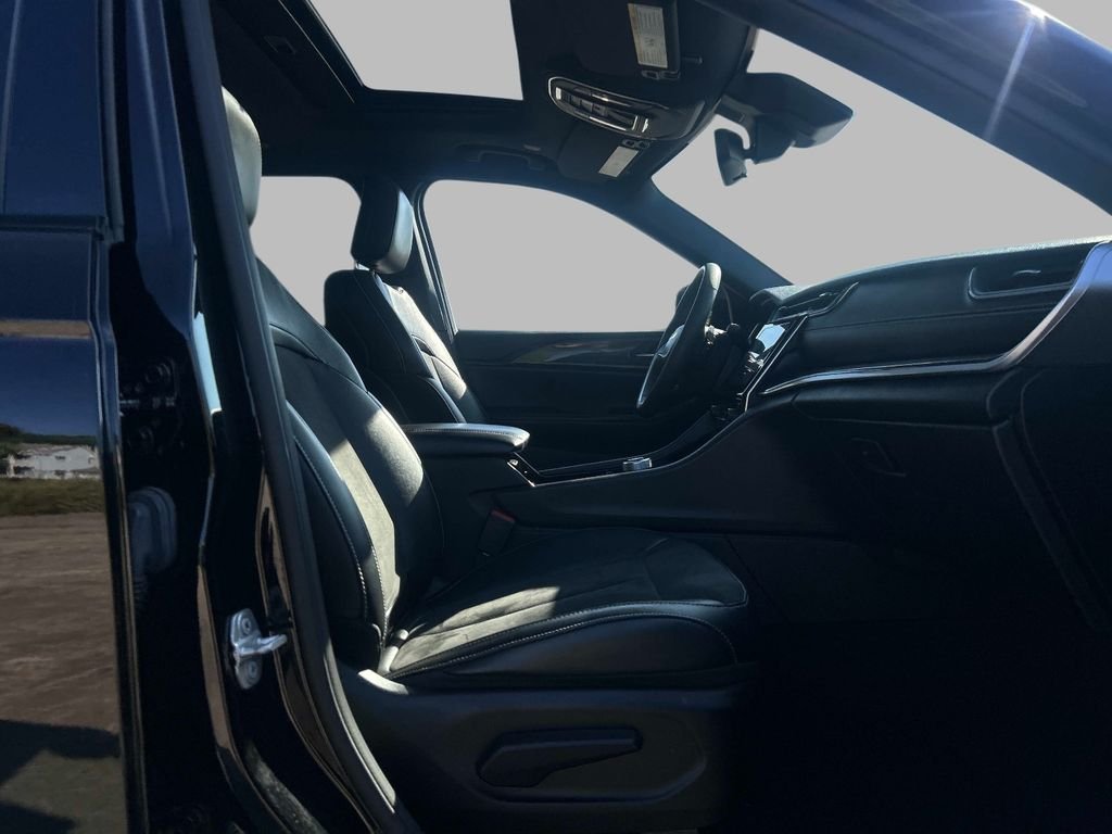 Used 2023 Black Jeep Altitude image 18