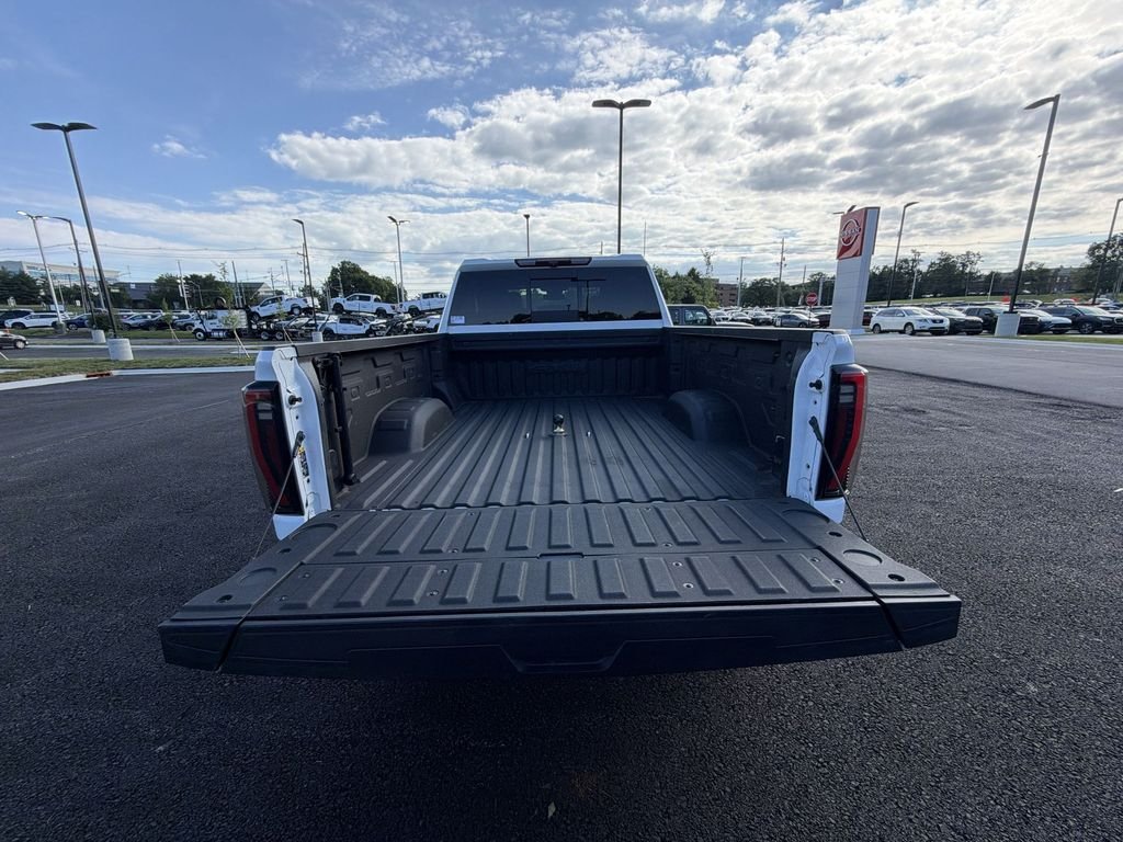 Used 2024 White GMC AT4 image 22