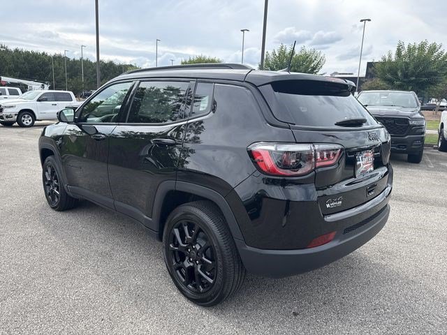 New 2026 Diamond Black Crystal Pearl-Coat Exterior Paint Jeep Latitude image 6