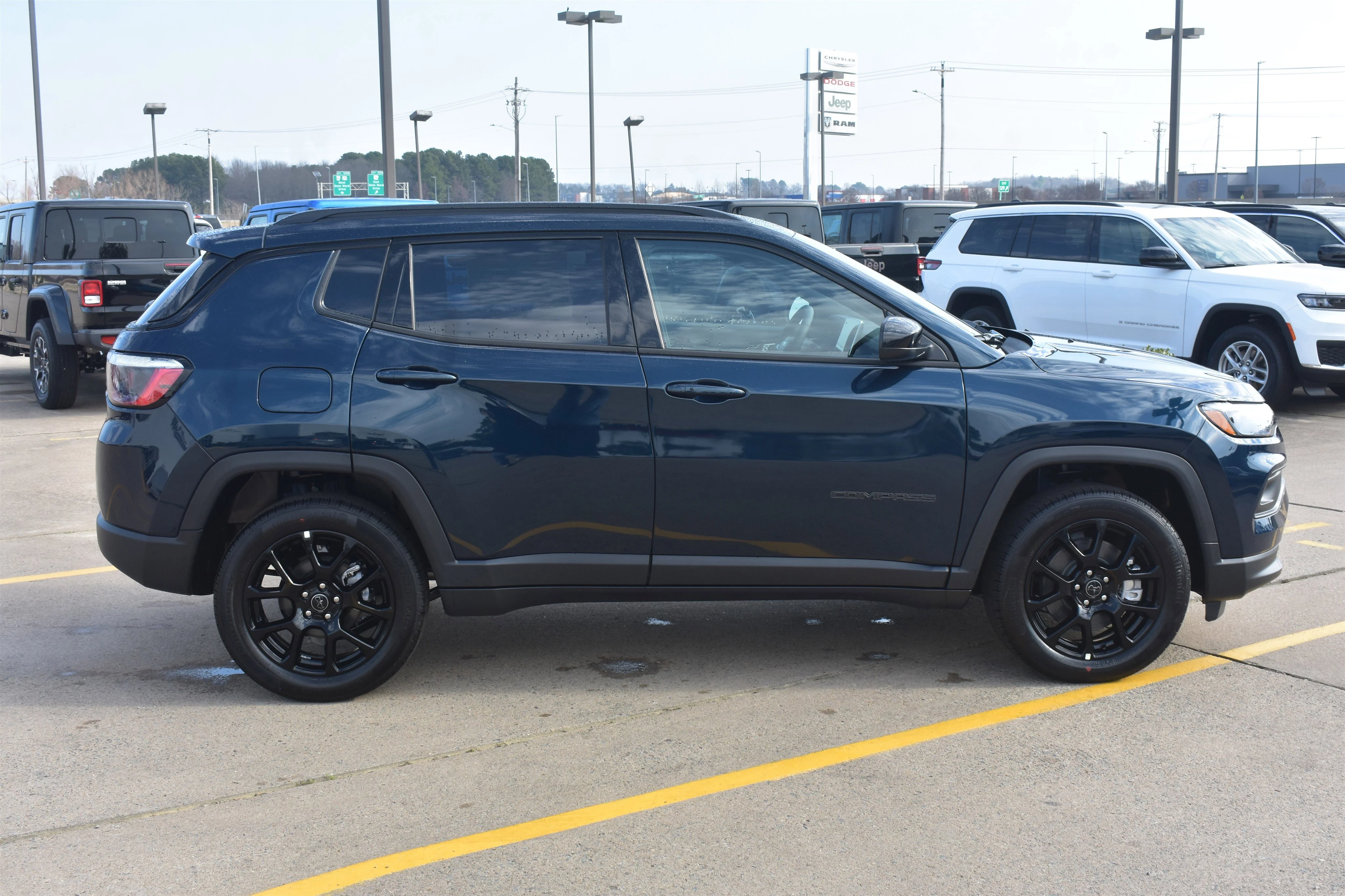 New 2026 Fathom Blue Pearl Coat Jeep Latitude Altitude image 4