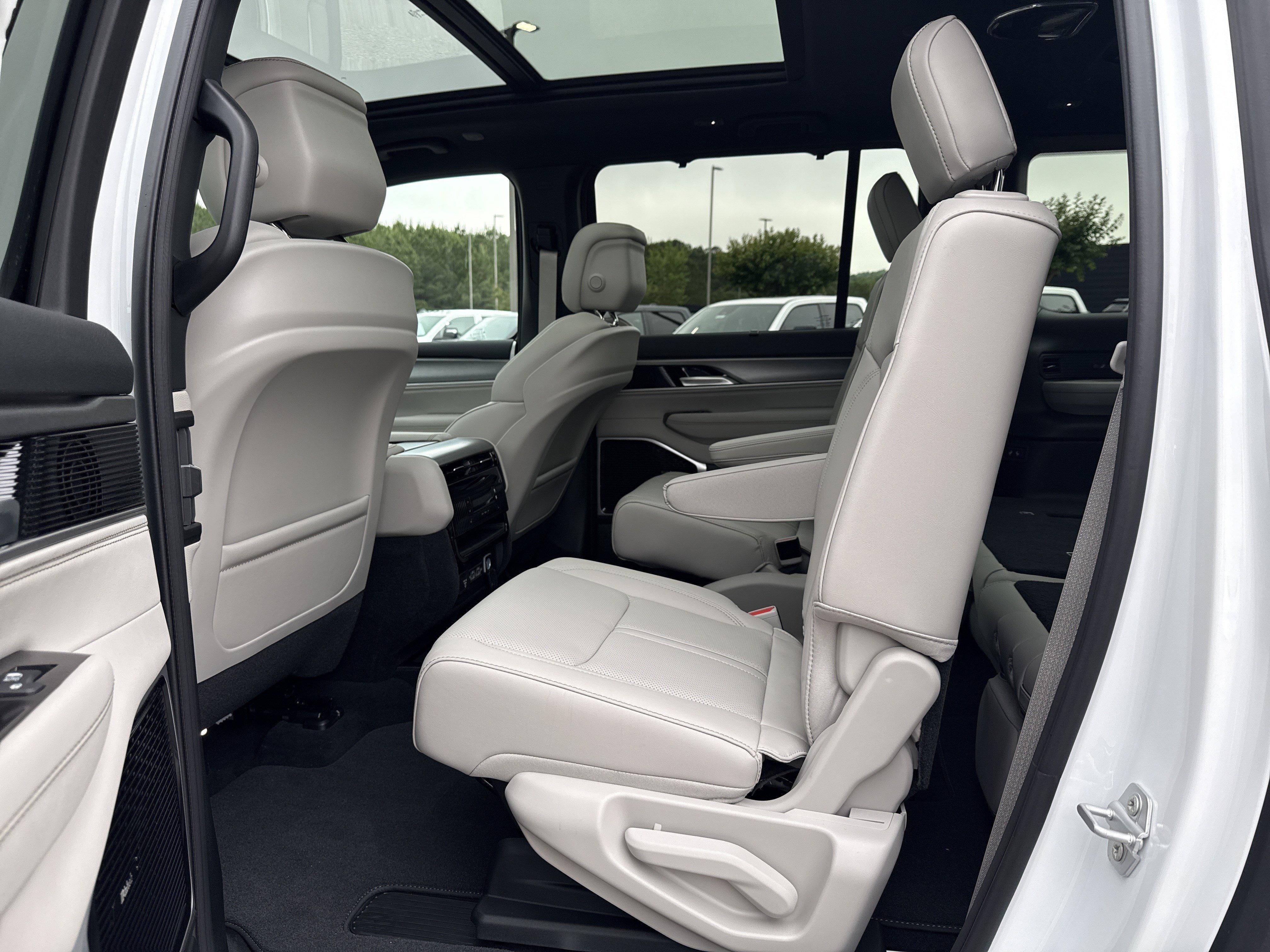New 2026 Bright White Clearcoat Jeep Limited Reserve image 22