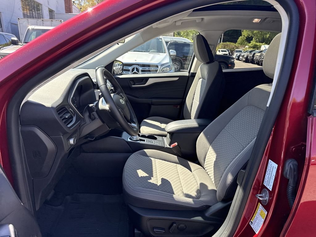 Used 2022 Rapid Red Metallic Tinted Clearcoat Ford SE image 18