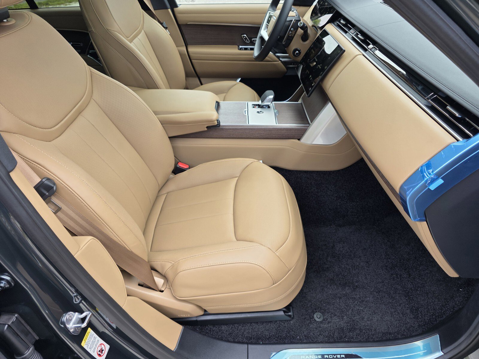 New 2026 Belgravia Green Land Rover SE image 3
