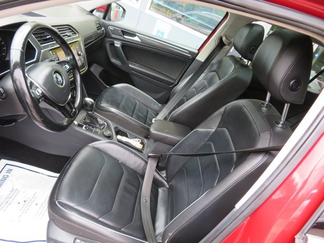Used 2019 Cardinal Red Metallic Volkswagen SEL Premium image 23