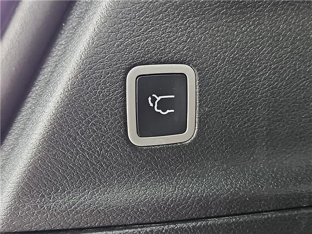 Used 2025 Ceramic Gray Clearcoat Chrysler Limited Front-Wheel Drive Passenger image 7