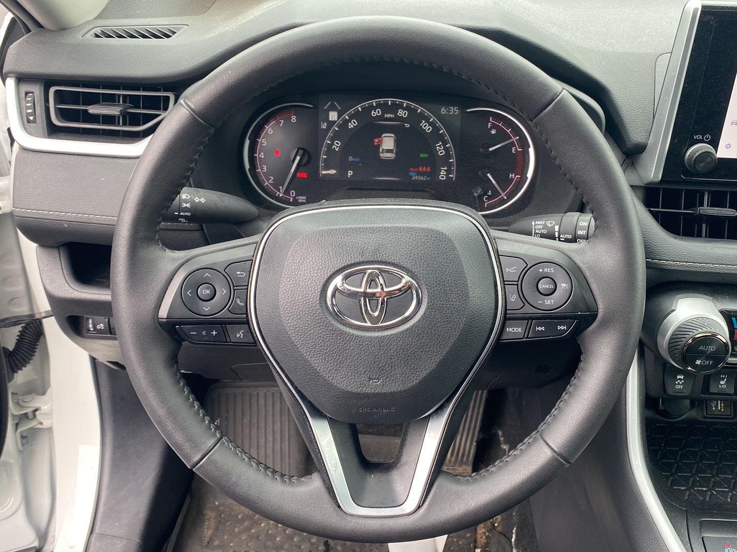 Used 2025 Ice Cap Toyota XLE image 18