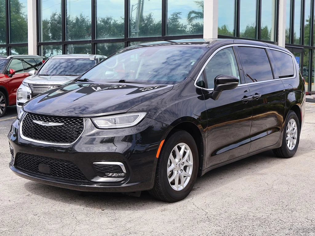 Used 2023 Black Chrysler Touring L image 6