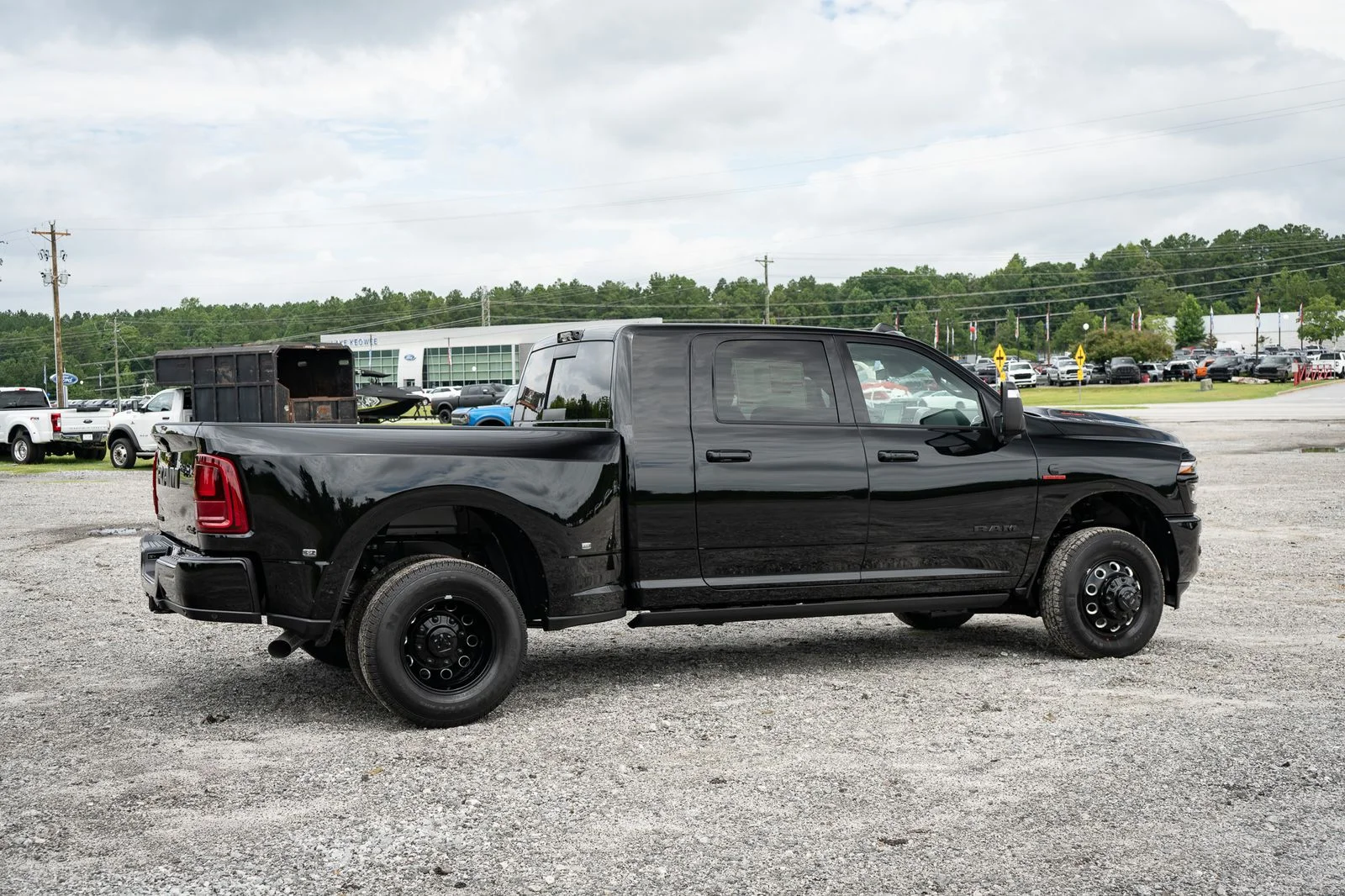 New 2026 Diamond Black Crystal Pearl-Coat Exterior Paint RAM Laramie image 20