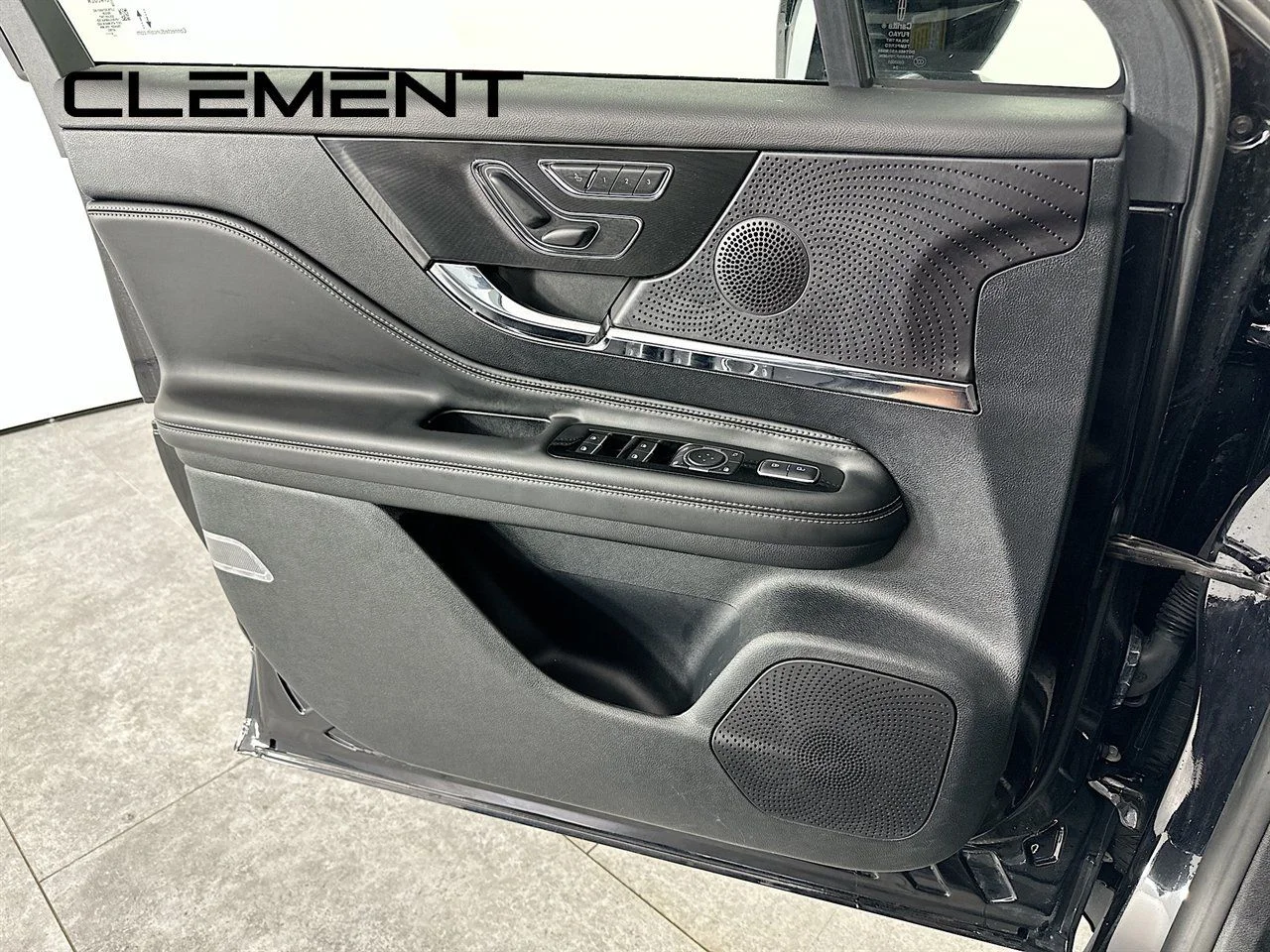 Used 2025 Black Metallic Lincoln Premiere image 27