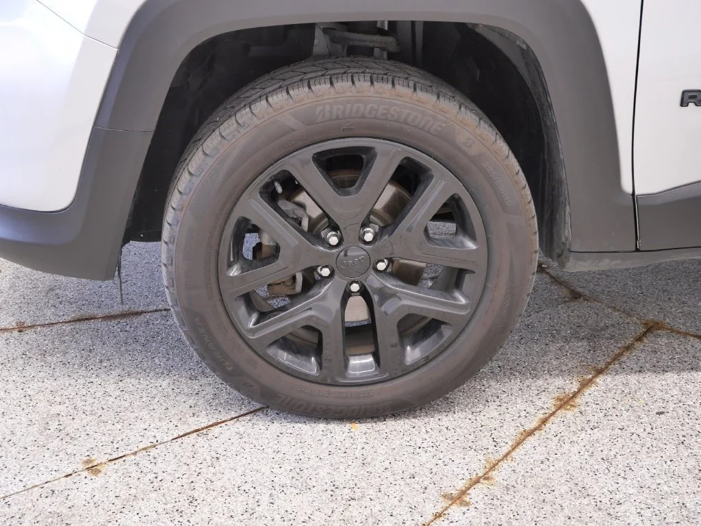 Certified Used 2019 Silver Jeep Latitude image 12