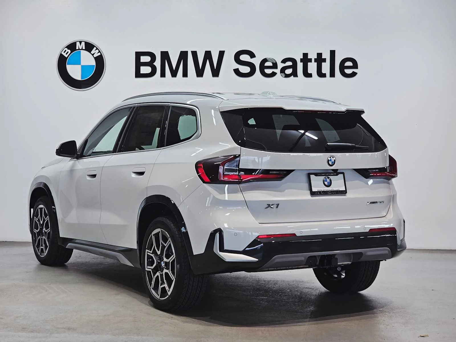 New 2026 Mineral White Metallic BMW xDrive28i image 4