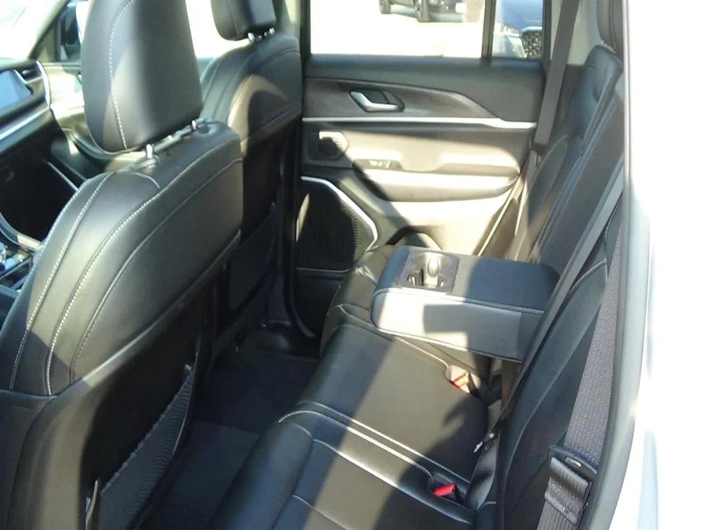 Used 2023 Silver Zynith Clear Coat (pse) Jeep 4xe image 13
