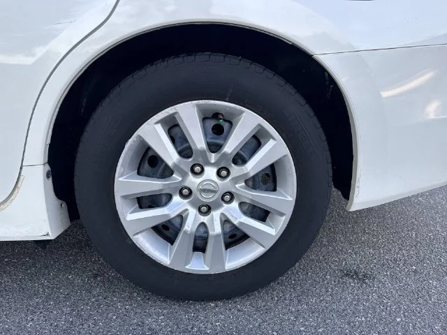 Used 2014 White Nissan 2.5 S image 30
