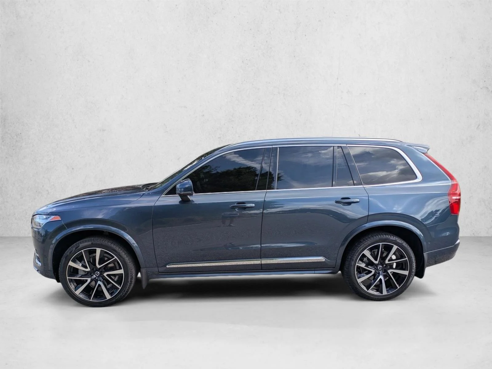 Used 2024 Denim Blue Metalli Volvo Plus Bright Theme image 9