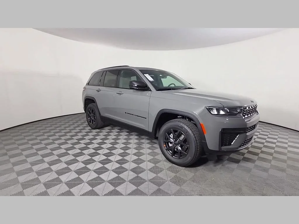New 2027 Sting-Gray Clearcoat Jeep Laredo Altitude image 40