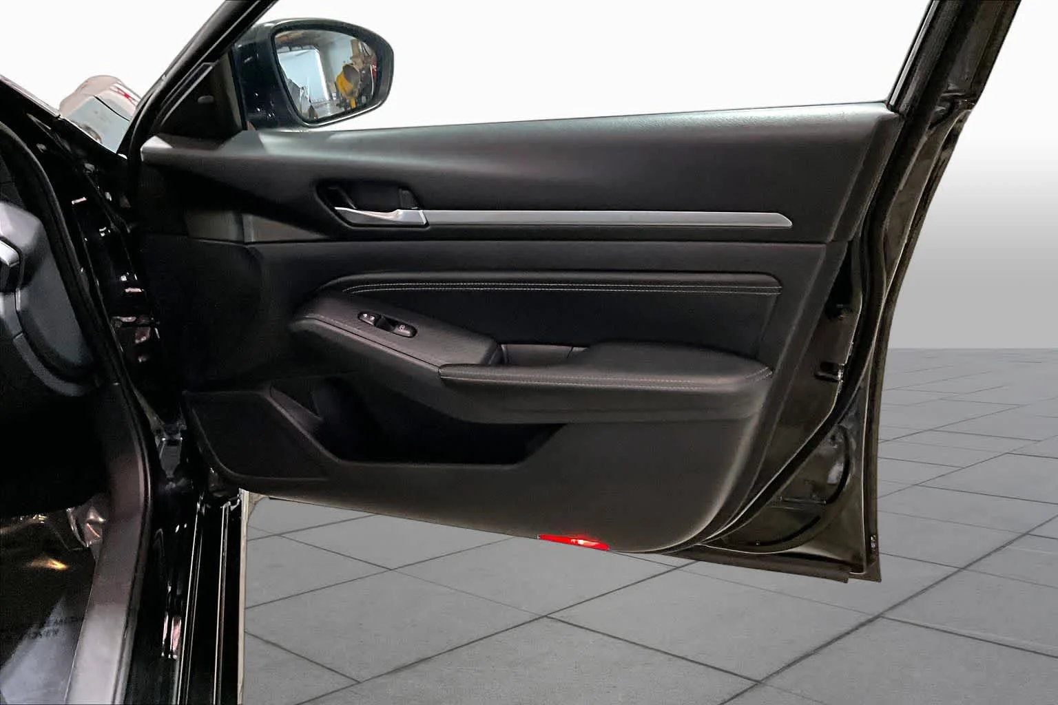 Used 2019 Super Black Nissan 2.5 Platinum image 23