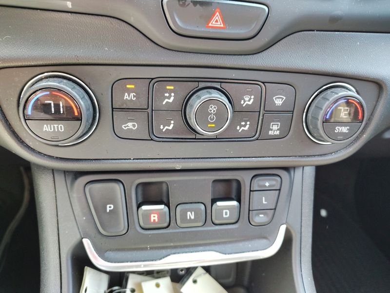 Used 2020 Blue GMC SLE image 15