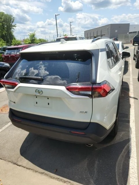 Used 2022 White Toyota XLE Premium image 3