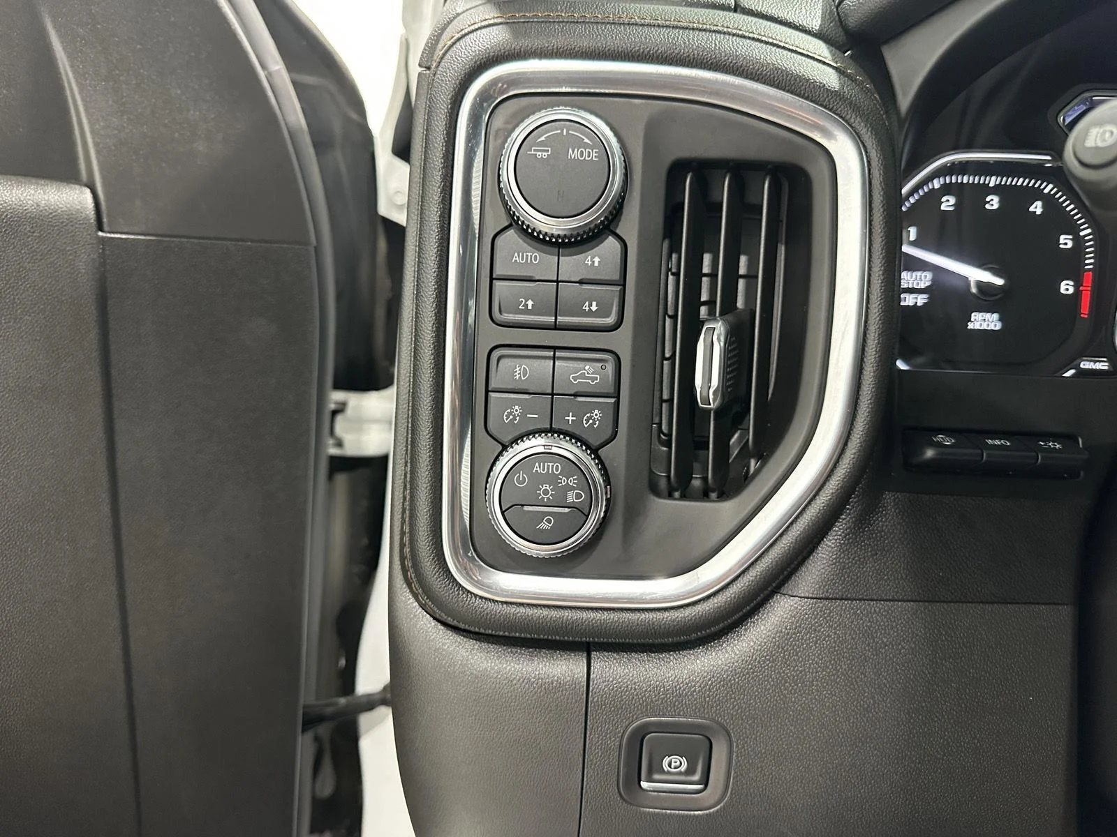 Used 2021 SUMMIT WHITE GMC AT4 image 15