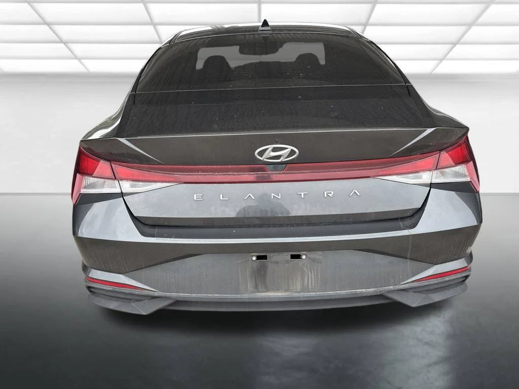 Used 2021  Hyundai SE image 5