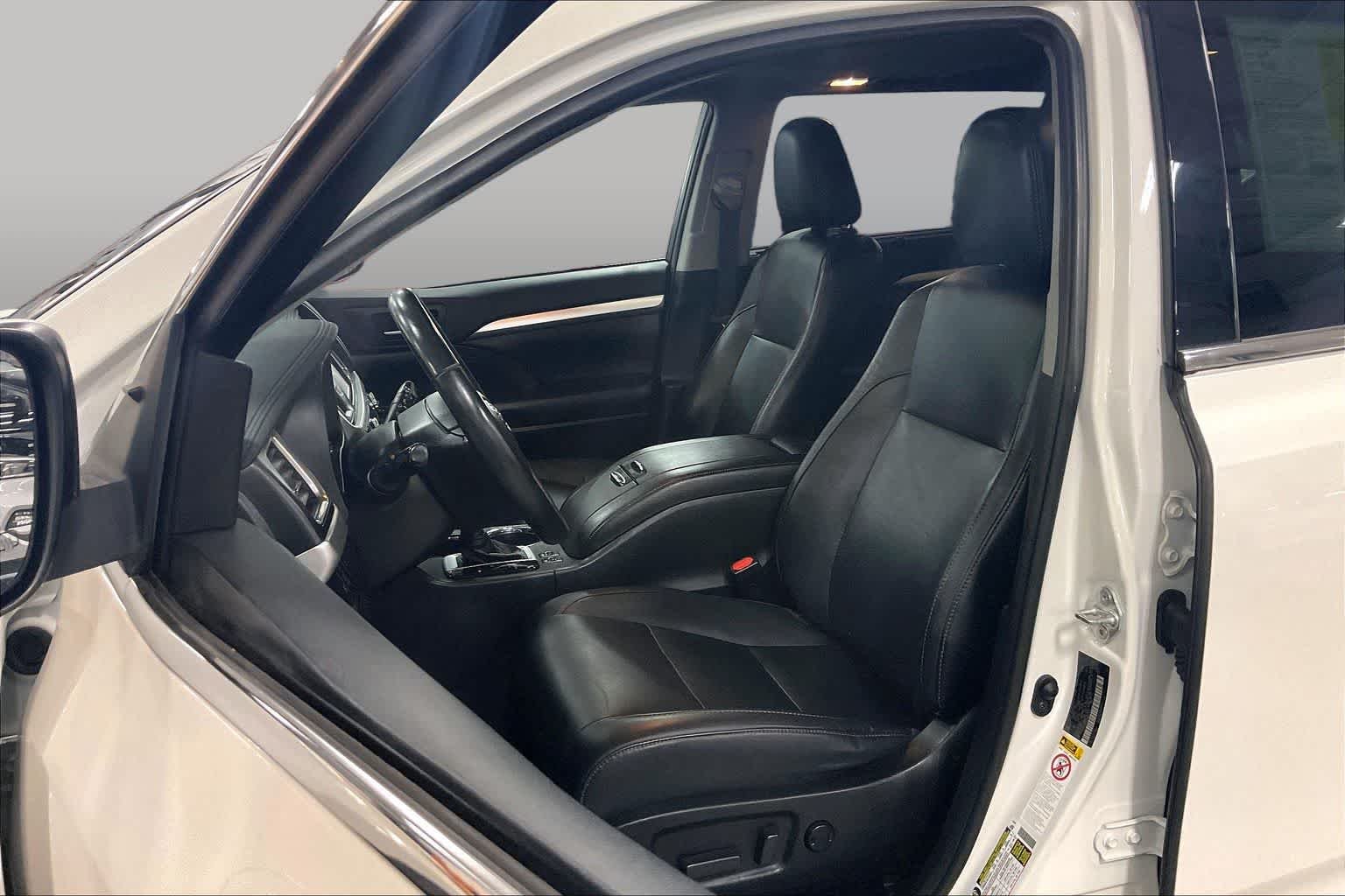Used 2019 Blizzard Pearl Toyota XLE image 8