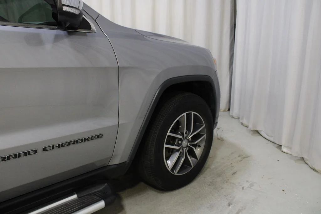 Used 2018 Silver Jeep Limited image 28