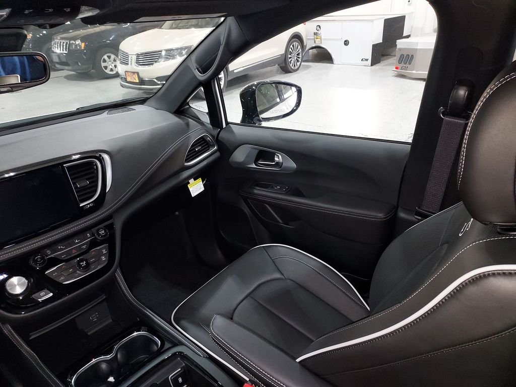 2026 Chrysler Pacifica Limited - Photo 11