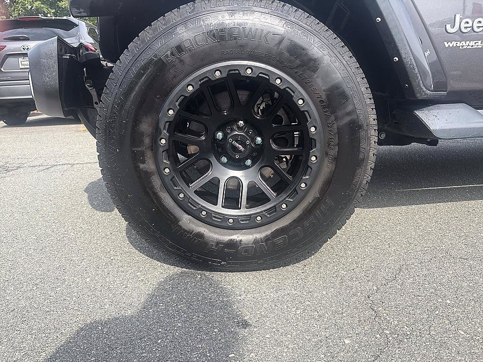 Used 2021 Granite Crystal Metallic Clearcoat Jeep Unlimited Sahara image 9
