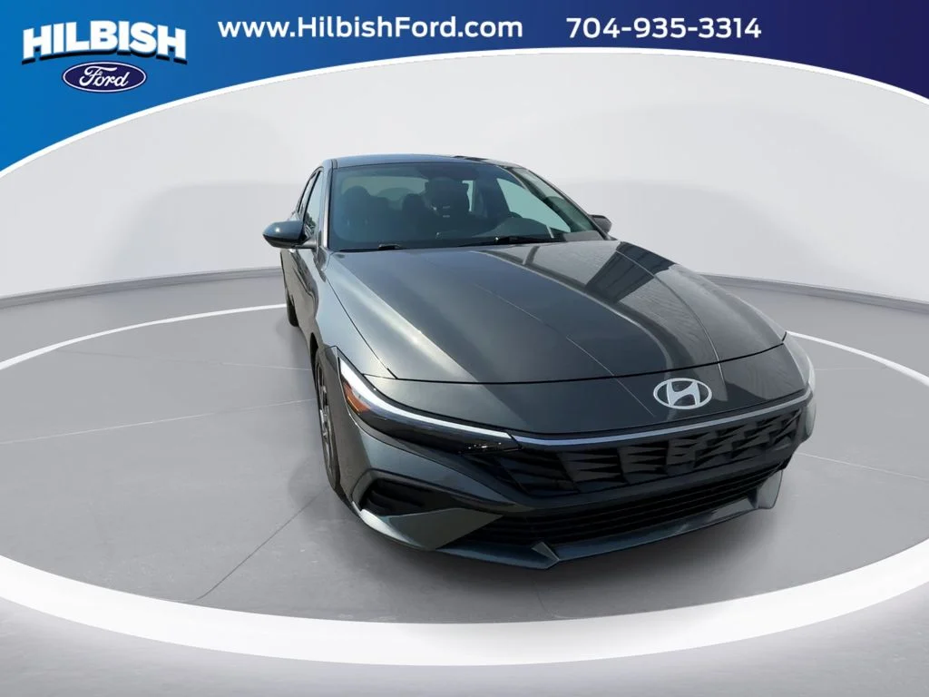 Used 2025 Gray Hyundai SEL Sport image 2