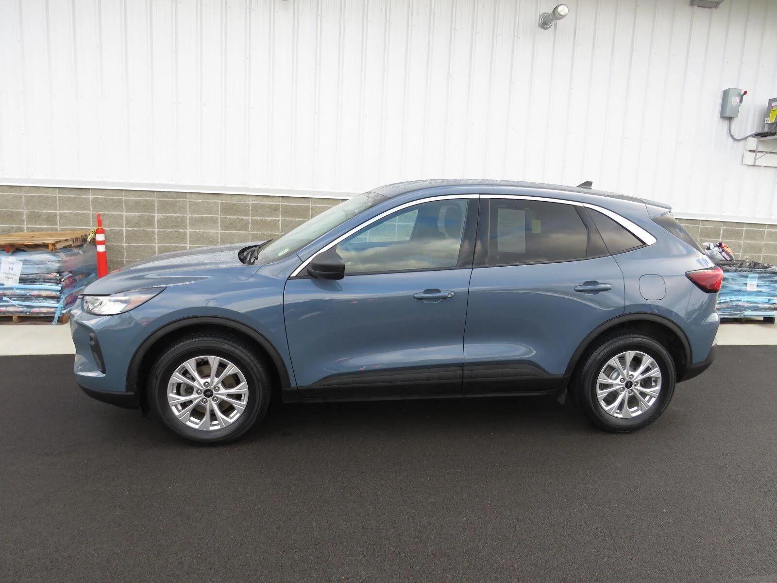 Used 2023 Vapor Blue Metall Ford Active image 14