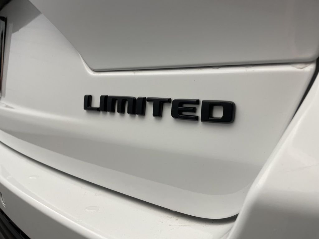 New 2025 Bright White Clear-Coat Exterior Paint Jeep Limited image 5