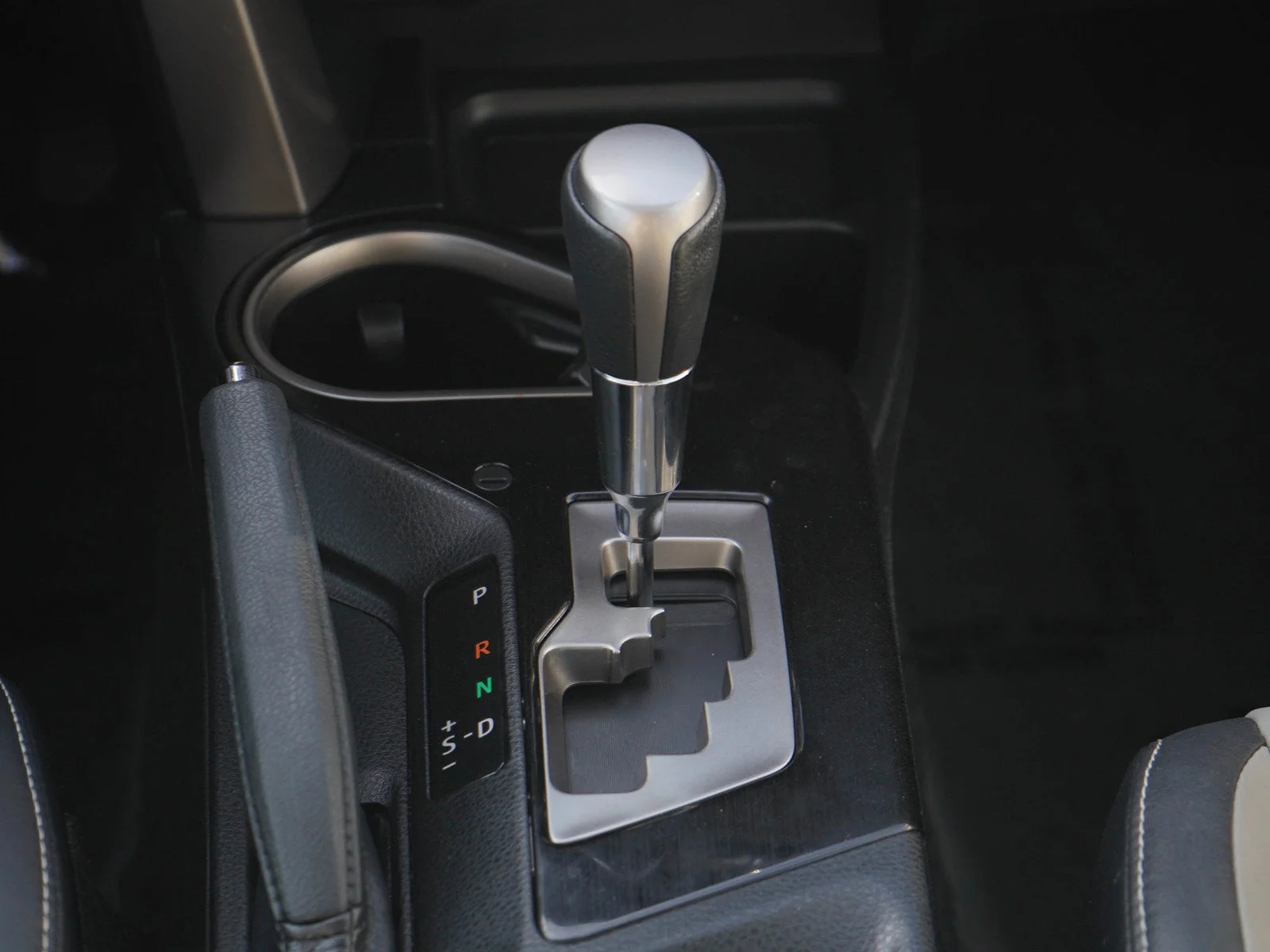Used 2018 White Toyota 4D WAGON HYBRID LIMITED image 20