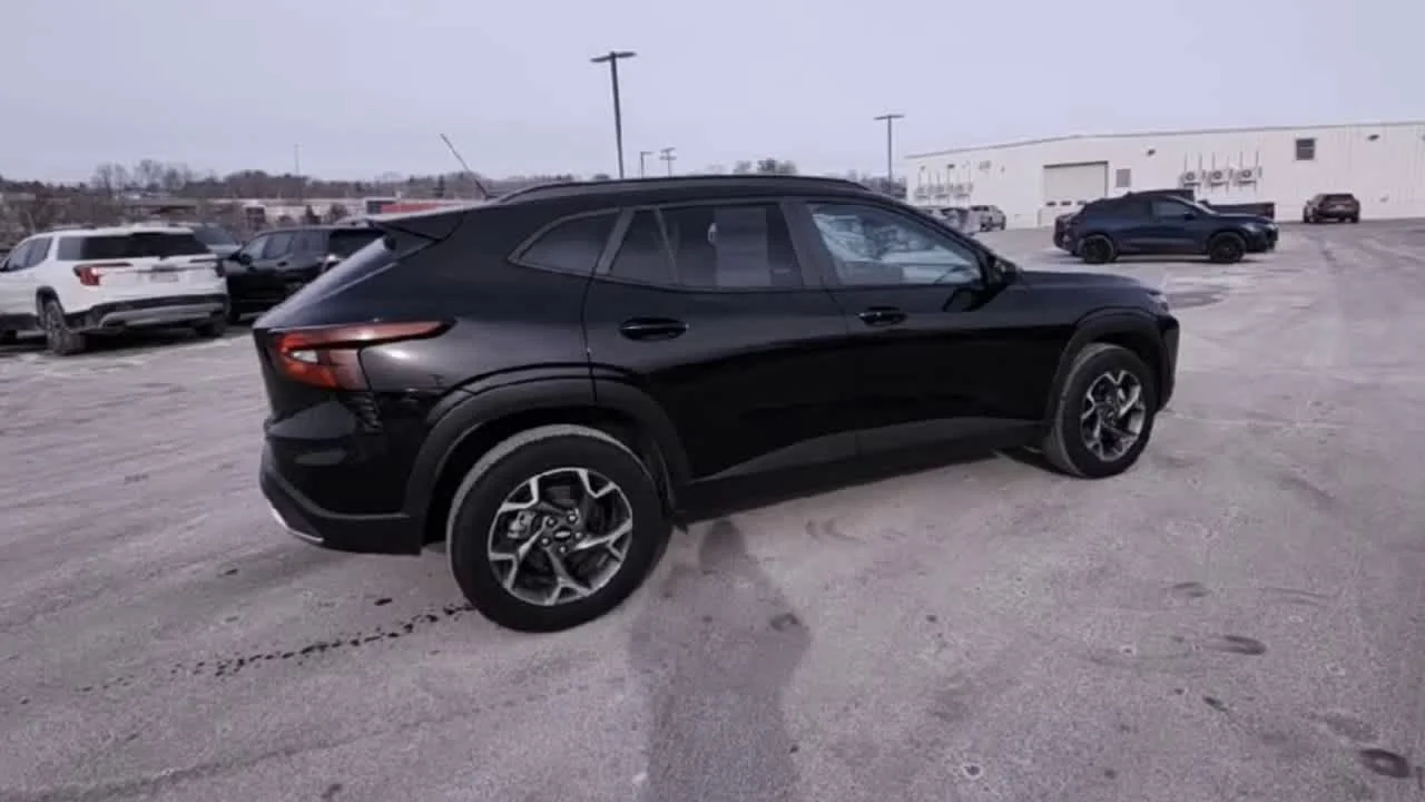 2025 Chevrolet Trax LT - Photo 8
