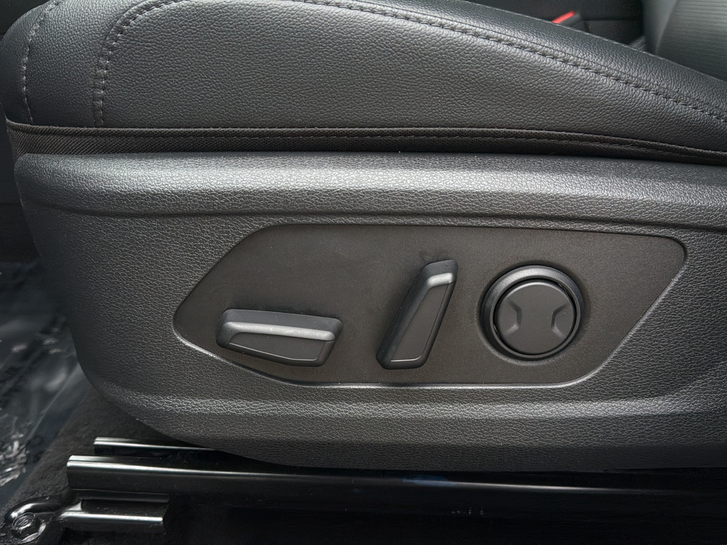 Used 2026 Glacial White Pearl Kia EX image 10
