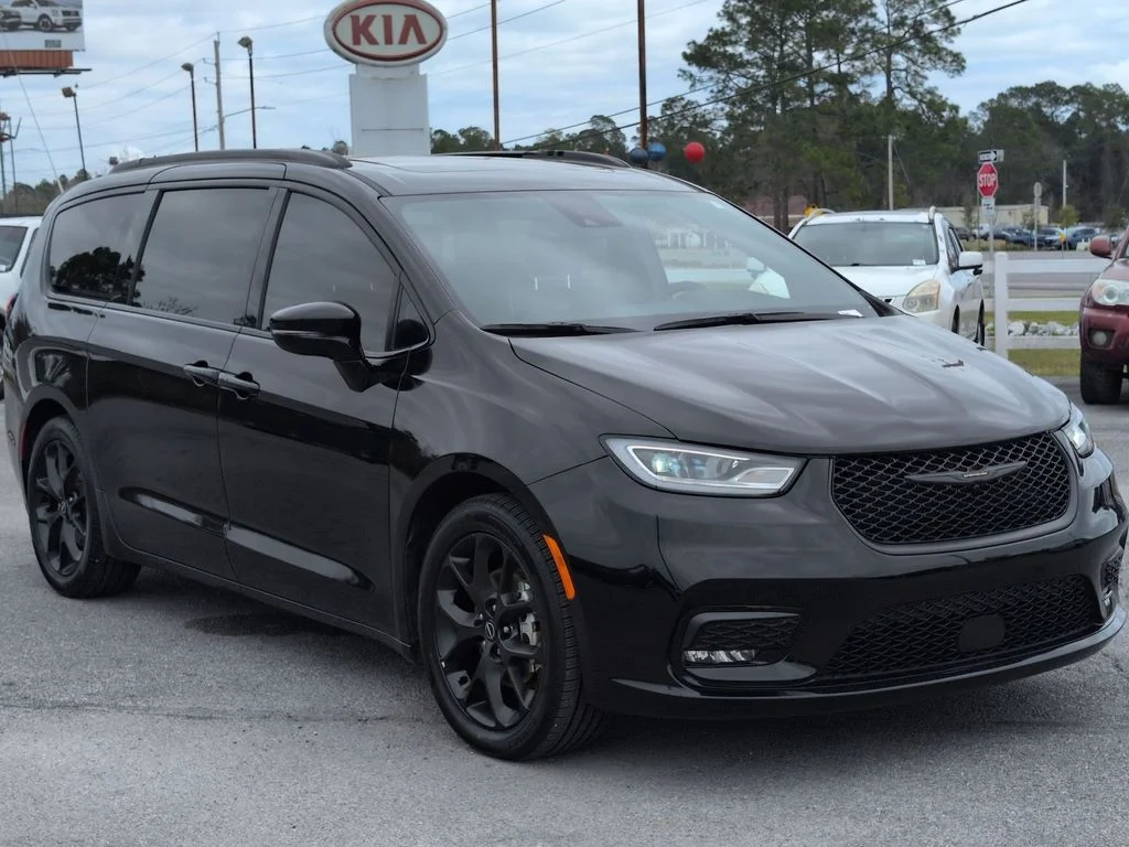 Used 2025 Black Chrysler Limited image 7